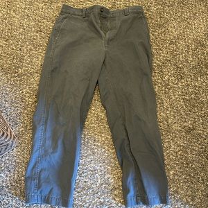 Men’s GAP easy fit wrinkle resistant size 33 x 28 Gray khaki pants